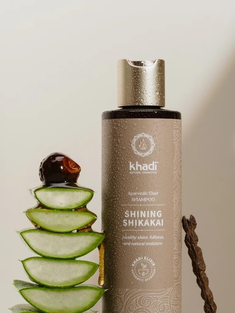 khadi SHINING SHIKAKAI Champú Ayurvédico, 100% naturales, veganos y sin silicona, Shikakai y Aloe Vera suaviza las puntas abiertas, brillo intenso e hidratación, Cosmética Natural Certificada, 200ml
