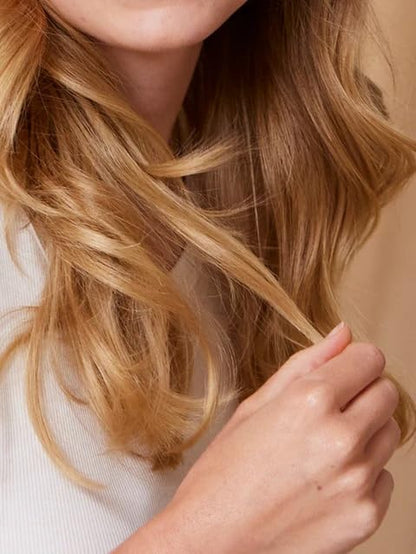 khadi SHINING SHIKAKAI Champú Ayurvédico, 100% naturales, veganos y sin silicona, Shikakai y Aloe Vera suaviza las puntas abiertas, brillo intenso e hidratación, Cosmética Natural Certificada, 200ml